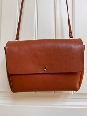 Aritzia Auxillary Dalen Caramel Brown Leather Purse. 9” by 7” by 3.5”